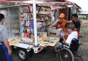 移動スーパー事業が始まり、個人宅を巡回する「とくし丸」＝２７日、徳之島町旭ヶ丘