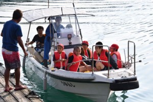 漁船を使い通学する屋鈍集落の子どもたち＝２４日午前７時４０分ごろ、宇検村平田漁港 　