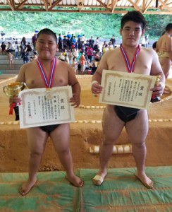 全九州クラブ対抗少年相撲大会で上位入賞した（左から）豊田、新島（提供写真）