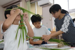 ガヤマキ作りに挑戦する児童ら＝８日、大和村の名音小