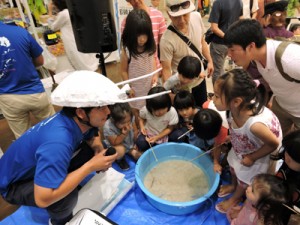 ハマガメ釣りに夢中の子どもたち＝１日、沖縄県北中城村