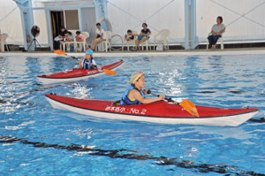 カヌー体験を楽しむ児童＝２２日、笠利Ｂ＆Ｇ海洋センタープール