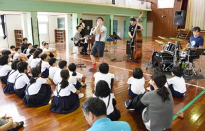 児童らが独特のリズムに触れたジャズのミニ演奏会＝７日、宇検村の田検小学校