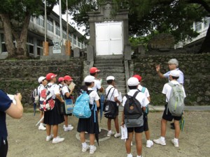 瀬戸内町内にある戦跡を巡り、戦争の歴史を学んだ篠川、嘉鉄、油井３校の子どもたち＝２０日、同町（提供写真）