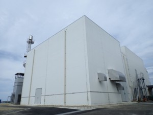 新与論発電所に増設された発電機建屋（九州電力鹿児島支社提供）