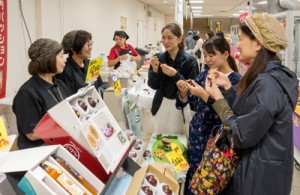 人気を集めたパッションフルーツの試食コーナー＝１０日、東武百貨店船橋店