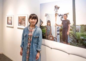 東京のニコンサロンで個展「風と土と」を開催した加川さん＝５月３０日