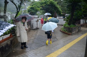 地域住民らに見守られながら登校する奄美小学校の児童＝同日午前７時半すぎ、奄美市名瀬