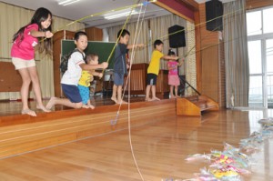 ホー開きで、お菓子釣りゲームを楽しむ子どもたち＝２３日、知名町瀬利覚