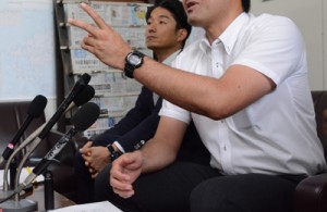 記者会見で市教委へ不信感を示した遺族父親（写真右）ら＝１３日、奄美市名瀬