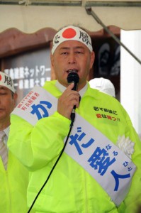 出陣式で２期目の決意を語る鎌田愛人氏＝４日午前９時半ごろ、瀬戸内町古仁屋の選挙事務所前