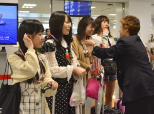 空港で歓迎を受けるらじお女子の（左から）深月さん、大塚さん、小松さん、杉浦さん＝２２日、奄美空港