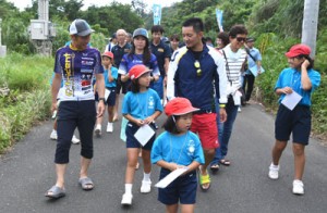 トライアスリートらへ手々集落の魅力を紹介した手々小学校の「われんきゃガイド」＝２４日、徳之島町手々