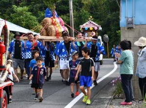 みこしや花車が練り歩いて豊作を祈願した豊年祭＝１６日、徳之島町轟木
