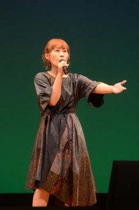 最優秀賞に輝いた金澤美智子さん＝２日、奄美市名瀬
