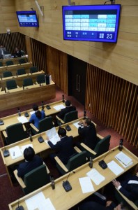 議員名と賛否が個別表示された議場モニター＝１８日、奄美市議会議場