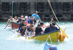恒例の舟こぎ競争で盛り上がった小湊港祭り＝１６日、奄美市名瀬