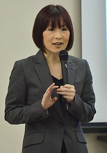 集客や利益率アップの方法などについて語った遠山景子アドバイザー＝２５日、奄美市名瀬