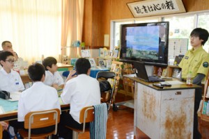 龍南中学校であった環境省の出前授業＝６日、龍郷町