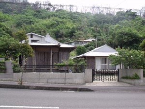 大熊町の解体前のサントネ。豊年相撲の前には多くの子どもたちが安全祈願に訪れていた＝２０１５年、奄美博物館撮影