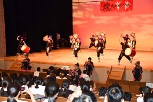 多彩なプログラムで盛り上がった徳之島高校文化祭の舞台発表＝１５日、徳之島町文化会館