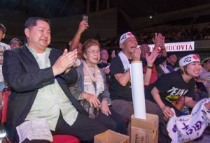 吉田選手の勝利を喜ぶ（左から）父の渡辺正利さんと祖母の渡辺昭美さん＝１９日、千葉県・幕張メッセ 