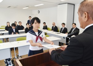 奄美市内の小中学生６人に任命状が送られた「奄美こども環境調査隊」の任命式＝２９日、奄美市役所