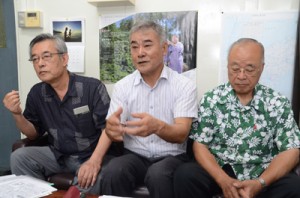 奄美の島豚を復活させたいと意気込みを語る奄美島豚復活研究会２１のメンバー＝１９日、奄美市名瀬