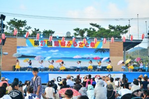 多彩なステージで盛り上がった龍郷ふるさと祭＝２７日、龍郷町中央グラウンド