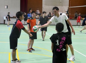 Ｖリーグの元選手らが指導したバレーボール教室＝１５日、天城町天城