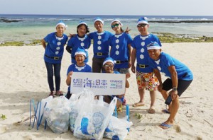 青いサンタの格好でボランティア清掃に汗を流した参加者（提供写真）＝１５日、知名町