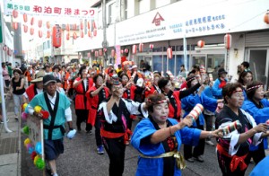 １９団体約７００人が商店街を練り歩いたパレード＝２７日、和泊町