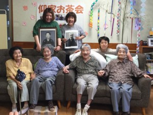 久しぶりに姉妹４人がそろい、笑顔を見せる（前列右から）一野セイ子さん、仰ツヤ子さん、渡辺ハマ子さん、泉マサ子さん（提供写真）