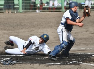 【大島―志布志戦】６回、大島は野元がかえり、４―３と勝ち越す＝１７日、鹿児島市の鴨池市民球場