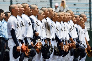 開幕戦を制して校歌を歌う大島の選手たち＝６日、鹿児島市の県立鴨池球場