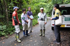 希少種の盗掘・盗採防止のため始まった休日のパトロール＝６日、奄美大島