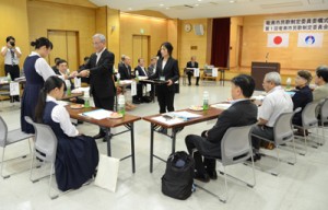 高校生を含め委員１６人を委嘱した奄美市民歌制定委＝２６日、同市名瀬