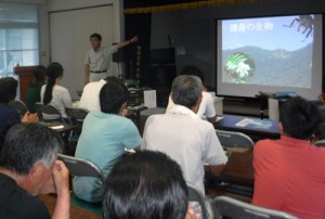 請島の自然について学んだ研修会＝１６日、瀬戸内町請島（提供写真）