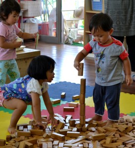 積み木で遊ぶ園児ら＝１１日、与論町の茶花こども園