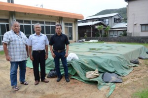 土俵やぐら再建への寄付を呼び掛ける屋村会長（中央）ら実行委役員＝９日、奄美市名瀬朝仁町