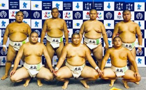 団体８強の鹿児島商。前列右端が里啓佑、後列左から西加、濱口、里海斗、里山（提供写真）