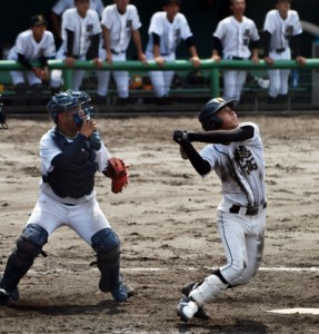 【徳之島―樟南第二戦】五回裏、２点本塁打を放つ徳之島の永田（右）＝９日、鹿児島市の鴨池市民球場