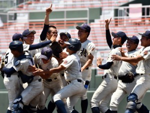 鹿屋中央との決勝を制して喜ぶ神村学園の選手たち＝２８日、鹿児島市の平和リース球場  