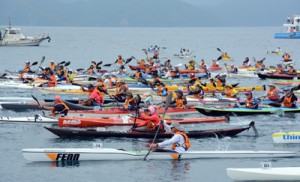 一斉にスタートするフルマラソンの選手＝７日、瀬戸内町