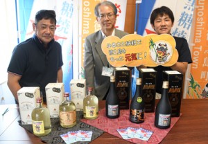 古酒をブレンドしたふるさと納税限定黒糖焼酎の返礼品（右から）「ブラック奄美」と「奄美エイジング」＝１９日、徳之島町亀津