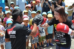 観衆の前でミット打ちを披露する吉田選手＝いずれも３１日、知名町