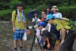 夢中で生き物を探す参加者＝２１日、奄美市住用町