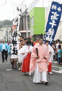 「ご神体」みこしや子どもみこしが練り歩いた亀津高千穂神社六月灯のパレード＝２０日、徳之島町亀津  