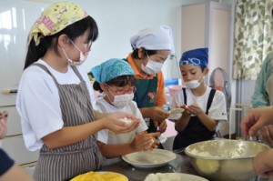 心を込めておにぎりを作る児童生徒ら＝６月２５日、奄美市名瀬