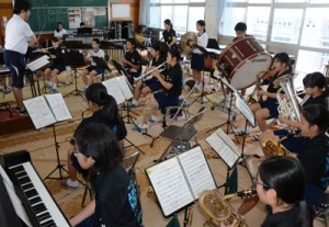 中学校音楽コンクール録音審査の部で金賞を受賞した朝日中吹奏楽部＝２６日、奄美市名瀬